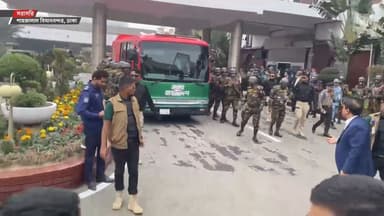 স্বদেশের মাটিতে পা রেখেই জুতা খুলে এক মুঠো মাটি হাতে নিলেন তারেক রহমান